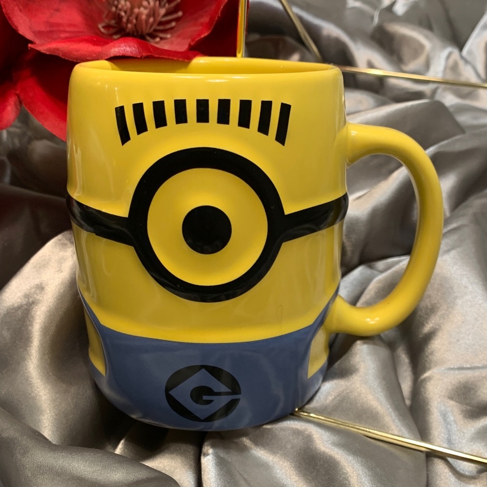 🌹DESPICABLE ME • Trade Marked • UNIVERSAL STUDIOS Yellow and Blue Minion Mug!